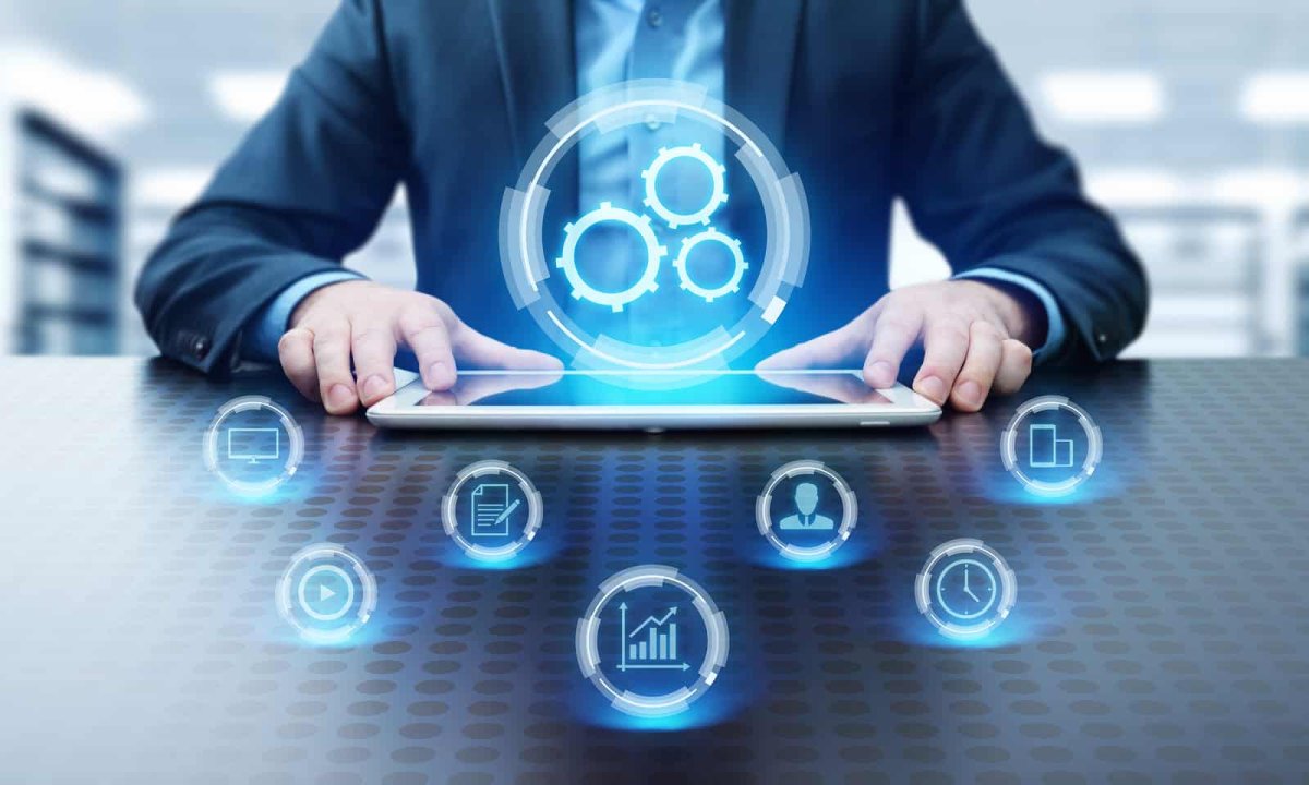 Specjalista IT pracujący przy komputerze